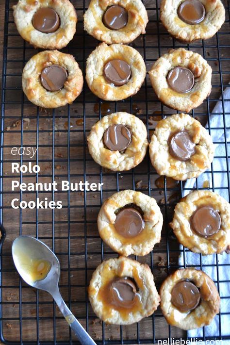 Caramel Rolo cookies Creative Cookie Recipes, Rolo Cookies, Crafts Simple, Peanut Butter Blossom Cookies, Peanut Butter Cookie, Christmas Cookies Easy, Caramel Chocolate, Peanut Butter Cookie Recipe, Butter Cookie