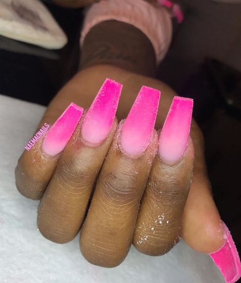 𝐅𝐎𝐋𝐋𝐎𝐖 𝐌𝐄 @𝐁𝐈𝐋𝐋𝐈𝐎𝐍𝐃𝐎𝐋𝐋𝐀𝐑𝐂𝐇𝐈𝐂𝐊 💅🏾 Colored Ombre Nails Acrylic, Ombre Nails Hot Pink, Colored Ombre Nails, Hot Pink Ombre Nails, Pink Nail Inspiration, Trendy Nails Pink, Nails Hot Pink, Hot Pink Nail, Mani Nails