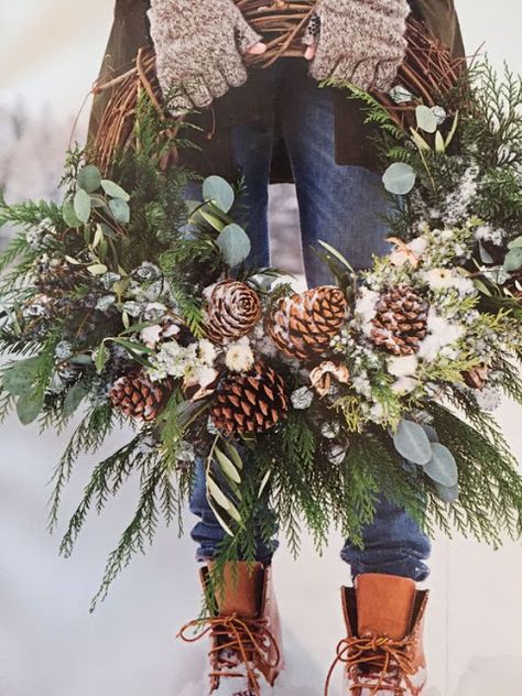 DIY Christmas Farmhouse Winter Wreath Bells | 320 * Sycamore Julkransar Diy, Natal Country, Jul Diy, Christmas Wreath Decor, Rustic Christmas Wreath, Winter Wreaths, Farmhouse Christmas Tree, Navidad Diy, Vintage Hippie