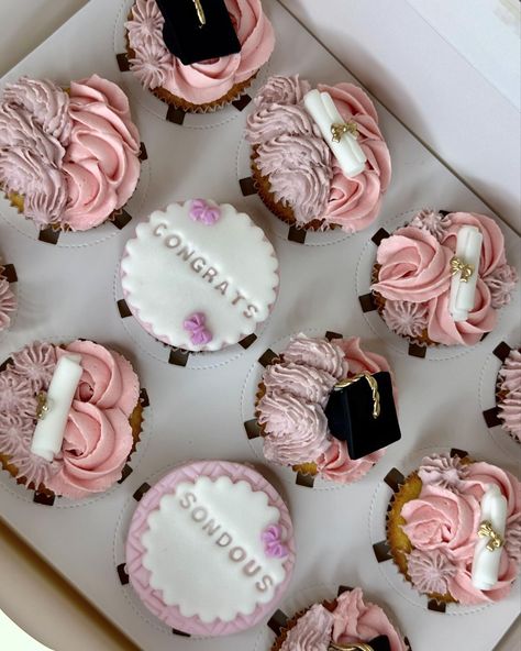 Graduation cupcakes 🧁 🎓 . . . . . . . #graduation #cupcakes #graduationcupcakes #pink #pinkcupcakes #cake #graduationcake #graduationgirl #bake #cakedesign #instagram #morocco Pink Graduation Cakes, Cupcakes Graduation, Pink Graduation, Backyard Graduation Party, Graduation Look, Graduation Cupcakes, Pink Cupcakes, Cupcake Cake, Graduation Cakes