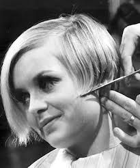 twiggy hairstyle 1960s - Google Search Twiggy Haircut, Vidal Sassoon Haircut, Twiggy Lawson, Twiggy Hair, 40 Year Old Hair Styles, Mod Hair, Beehive Hair, Bouffant Hair, Asymmetrical Hairstyles