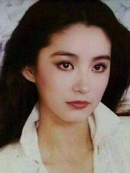 Brigitte Lin Ching-hsia is a Taiwanese actress. She is regarded as an icon of Chinese cinema for her extensive and varied roles in both Taiwanese and Hong Kong films Romantic Archetype, Asian Faces, Hong Kong Makeup, 90s Hong Kong Fashion, Dear Peachie Makeup Archetype, Taiwanese Makeup, Hong Kong 90s, Vintage Hong Kong Fashion, Asian Actresses