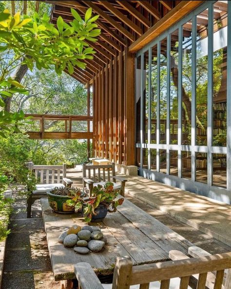 The Barbour House designed by John Marsh Davies. Located in Kentfield, California and built in 1964. | Instagram 60 Years Ago, Outdoor Living Patio, Modern Cabin, The Genius, Interior Garden, Art Deco Interior, Patio Dining, Covered Patio, Building Design