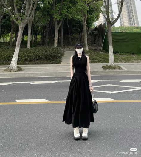 Outfit Mamba, Black Dress Design, Ootd Korean Style, Curvy Casual Outfits, Floral Dress Outfits, Simple Style Outfits, Simple Black Dress, Royal Dresses, Iconic Dresses