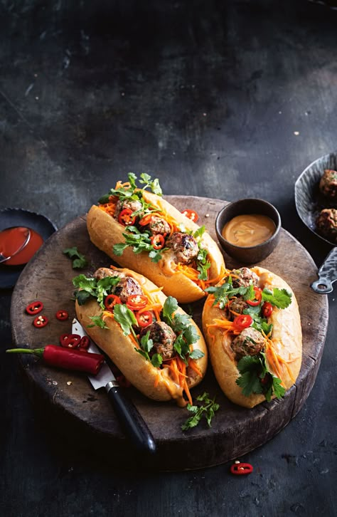 Spicy Meatball, Fast Food Places, Bistro Food, Hot Dog Recipes, Pub Food, Banh Mi, Chapati, Dog Recipes, Food Presentation