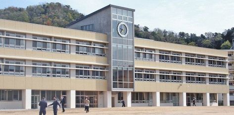 Japanese Middle School, High School Architecture, Tokyo School, Japan School, Modern Japanese House, Japanese Buildings, Japanese Town, School Places, School Building Design