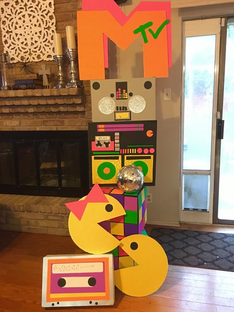 Diy 80s Party Decorations, 90s Party Ideas, Cardboard Poster, 90s Party Decorations, Decades Party, 80s Party Decorations, 80s Birthday Parties, Aesthetic 80s, 1980s Party