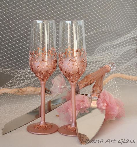 Rose Gold Wedding Set, Cake Server and champagne Glasses, hand Painted Set of 2 champagne toasting glasses and Cake Server and Knife set. Delicate floral design with reflex effect, swirls and leaves.Decorated with rose gold crystals Soft frost effect in rose - gold - vermeil gold Quince Toast Glasses, Winter Wonderland Quince, Quince Decorations Ideas, Rose Gold Quince, Rose Gold Wedding Set, Gold Wedding Set, Vintage Backdrop, Color Melon, Pink Quince