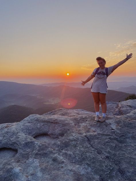 Sunset Hike Pictures, Sunrise Hike Pictures, Hike Pictures, Mountain Photo Ideas, Sunrise Hike, Hiking Girl, Hiking Pics, Star Book, Summer Vision