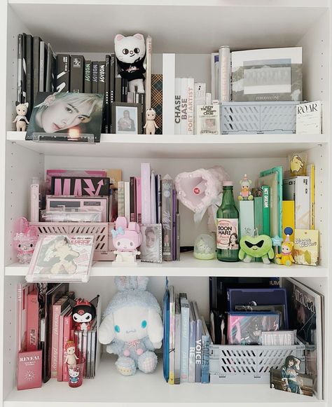 Kpop Merch Organization, Kpop Room Aesthetic Shelf, Shelf Decor Kpop, Kpop Shelves Ideas, Kpop Shelf Organization, Desk Organization Kpop, K Pop Shelf, Kpop Shelf Aesthetic, Kpop Bookshelf