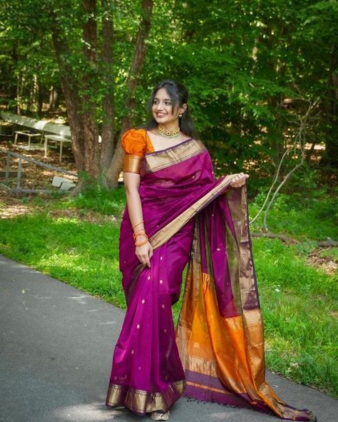 Sauth Saree Blouse Designs, Sauth Saree Look, Silk Saree Poses, Silk Saree Combinations Color Combos, Saree Combinations Color Combos, Simple Saree Blouse Designs, Kanchivaram Saree, Kanchivaram Silk Saree, Red Saree Blouse