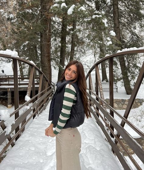 Banff Outfit Spring, Mountain Trip Outfit Winter, Mountain Photoshoot Winter, Winter Senior Pictures Outfits, Cute Winter Pictures, Snow Senior Pictures, Picture Ideas Winter, Mountains Photoshoot, Halle Sandberg