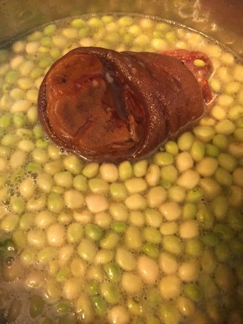 Southern Fresh White Acre Peas cooking with ham hock Southern Field Peas Recipe, White Acre Peas Southern Style, Conch Peas Recipe, White Acre Peas, Acre Peas Recipe, White Acre Peas Recipe, Lady Cream Peas Recipe, Zipper Peas Recipe, White Peas Recipe