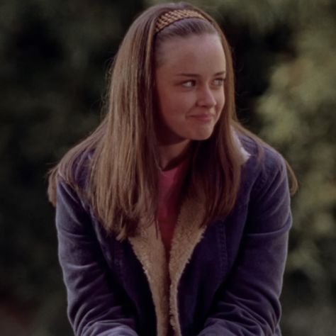 Rory Gilmore Smiling, Gilmore Girls Coffee, Lane Kim, Rory And Jess, Gilmore Girls Outfits, 90s Tv Show, Jess Mariano, Black Hair Dye, Lauren Graham