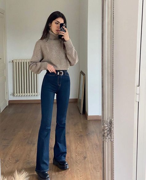 Black Top With Wide Leg Jeans, 90's Jeans Outfit, Bootcut Jeans Styling, Fall Instagram Ideas, High Waisted Bootcut Jeans Outfit, Flared Jeans Outfit Casual, Fall Outfits Flare Jeans, Outfit Jeans Flare, Flares Jeans Outfit