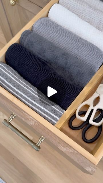 Ally • Home Inspo on Instagram: "Stop throwing your dish towels in a drawer and stuffing the drawer to the max! If you fold your towels like this, you will save sooo much space. By doing this, I freed up an entire drawer! An organized kitchen makes me so happy! Will you try this? Save this reel now to try it yourself 🫶🏻 Follow along for more home inspo 🤗 #organizedkitchen #organizationideas #organizationhacks #organizationtips #tidykitchen" Towel Drawer, Organizing Kitchen Towels, How To Organize Dish Towels, Kitchen Towel Drawer Organization, Towel Drawer Organization, Kitchen Towel Drawer, Organize Dish Towels, Fold Kitchen Towels, Folding Dish Towels Save Space