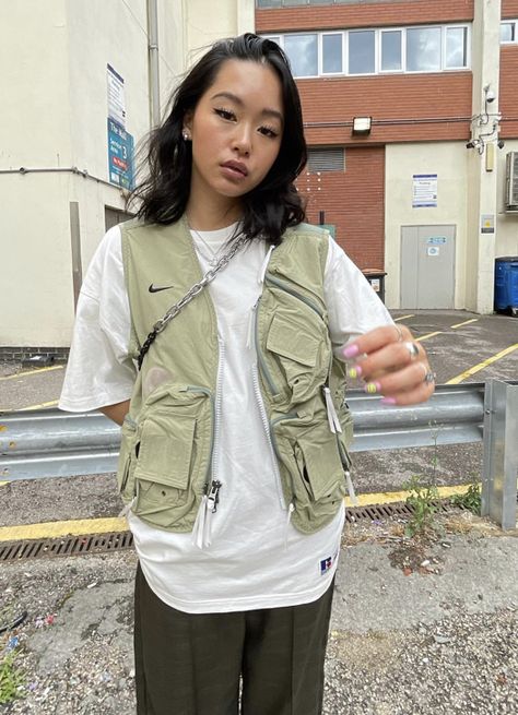 Vest Fits Women, Cargo Vest Women, Utility Core Fashion, Low Key Disney Outfits, Gilet Outfit Women Streetwear, Gorpcore Vest Outfit, Utility Outfit Women, Gorpcore Fashion Women Summer, Fishing Vest Outfit Streetwear