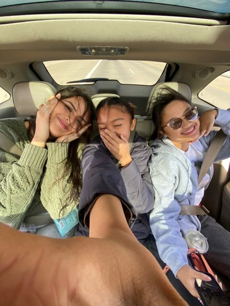 Aesthetic Car Pics With Friends, Vacation Pictures Family, Car Trip Photo Ideas, Road Trip Selfies, Pose In Car Picture Ideas, Photo 3 Friends, Car Ride Pics, 3 Friend Pictures Poses, Trio Inspo Pics