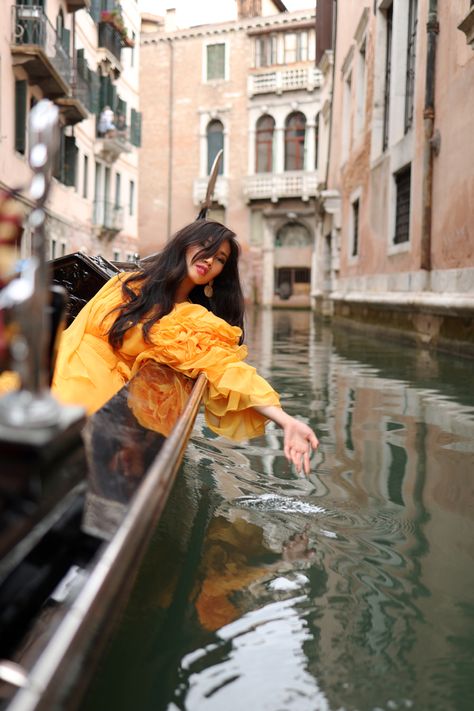 Girl in gondola Venice Gondola Outfit Venice, Outfit Ideas For Venice Italy, Venice Foto Ideas, Gondola Ride Outfit, Venice Picture Ideas, Venezia Photo Ideas, Venice Photo Ideas Winter, Venice Poses, Venice Pose Ideas