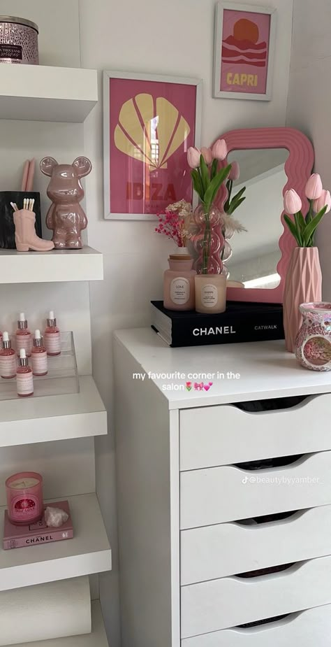 Pink Basement Aesthetic, Room Dresser With Mirror, Girly Bedroom Inspirations, Aesthetic Room Minimal, Girly Wallpaper Bedroom, Girly Closet Aesthetic, Room Inspo Organizations, Cute Room Inspo Pink, Girly Apartment Ideas Bedroom