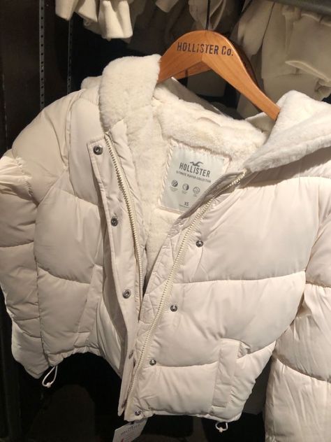 White Puffer Outfit Aesthetic, Cute Winter Coats Aesthetic, White Winter Jacket Aesthetic, Pink Coat Puffer, Winter Jacket Outfits Aesthetic, Coquette Winter Jacket, Winter Jackets Women Aesthetic, Fluffy Jacket Aesthetic, Puffer Coat Aesthetic