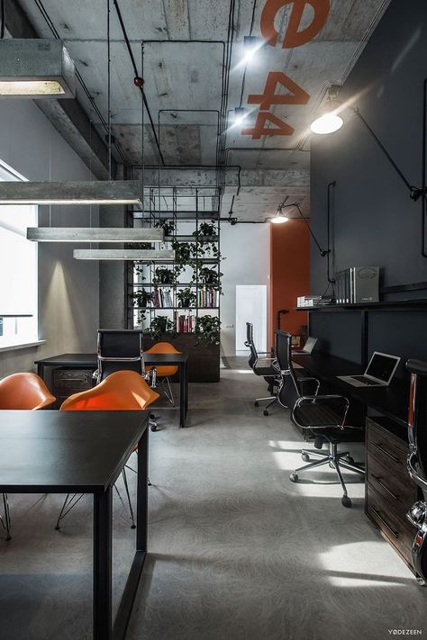 Cool offices in industrial style Office Design Workspaces, Startup Workspace, Office Startup, Industrial Style Office, Startup Design, Startup Office, Industrial Office Design, Look Office, Workspace Inspiration