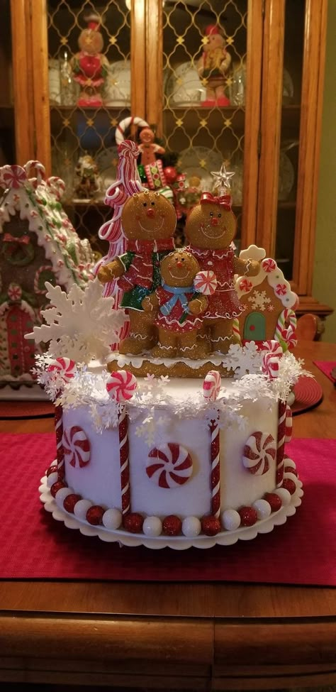 Fake Bake Gingerbread Cake, Ginger Bread Cake Decoration, Faux Gingerbread Cake, Fake Gingerbread Cake, Faux Gingerbread Cake Diy, Ginger Bread Theme Decorations, Faux Christmas Cakes, Diy Gingerbread Man Decorations, Gingerbread Trees Christmas