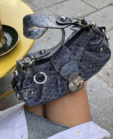 designer bag, guess bag, vintage, vintage bag, hand bag Vintage Designer Bags, Minimalistic Style, Dream Bags, Guess Bags, Fancy Bags, Bags Aesthetic, Pretty Bags, Mode Inspo, Cute Bags