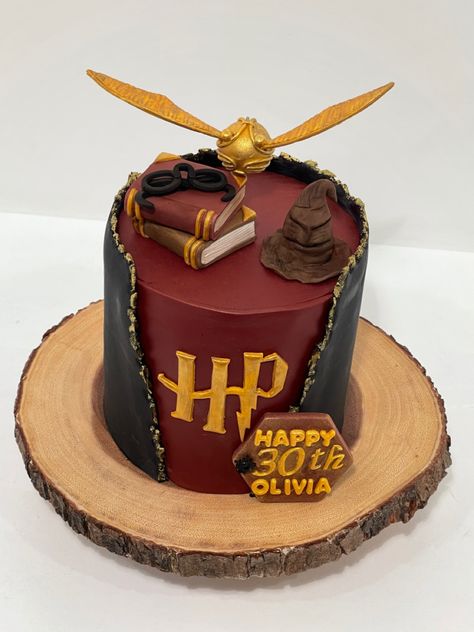 Covered in burgundy & black fondant with hand painted gold details. Hand molded golden snitch, sorting hat, spell books & Harry spectacles. Harry Potter Hat Cake, Sorting Hat Cake, Harry Potter Theme Cake, Harry Potter Hat, Harry Potter Birthday Cake, Black Fondant, Hat Cake, Harry Potter Food, Harry Potter Cosplay