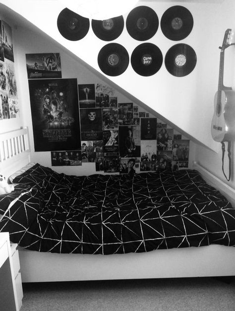 Teen rock bedroom Casa Rock, Rock Bedroom, Emo Room, Punk Room, Grunge Bedroom, Gothic Room, Dark Home Decor, Dekorasi Kamar Tidur, Grunge Room