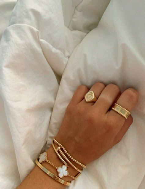 Preppy Jewelry, Nail Jewelry, Dope Jewelry, Classy Jewelry, Stacked Jewelry, Jewelry Lookbook, Gold Accessories, 가을 패션, Girly Jewelry