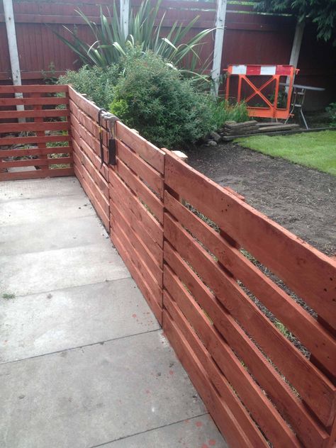 My first attempt at using pallets and I must say did find it quite easy to make this Easy Pallet Fence Patio Surround. I used 3x2 for the posts. I painted it with a good-quality, outdoor paint after we got the fence installed. Easy Pallet Fence Patio Surround - an easy project that adds beauty... #Garden, #Outdoor, #RecyclingWoodPallets #DIYPalletProjects, #OtherPalletProjects, #PalletFences Gard Modern, Wood Pallet Fence, Pagar Modern, Build A Fence, Pallet Home Decor, Easy Fence, Pallet Fence, Pallet Patio, Diy Fence