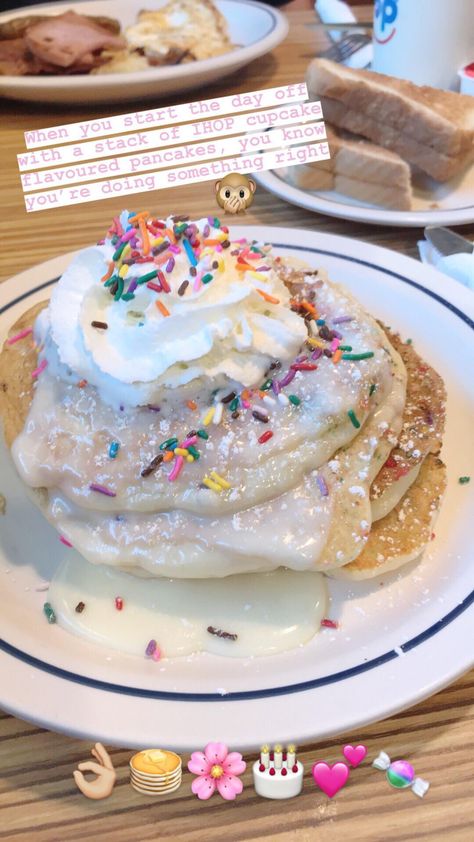 Cupcake Pancakes, Pancakes Ihop, Ihop Breakfast, Birthday Cake Pancakes, Birthday Pancakes, Ice Cream Birthday Cake, Birthday Cake Flavors, Yummy Ice Cream, Cupcake Flavors