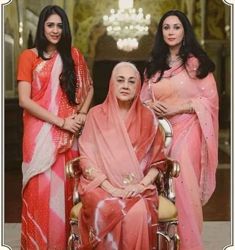 Rajmata Saheba Padmini Devi of Jaipur with her daughter Princess Diya and granddaughter Gaurvi Kumari Royal Family Portraits Painting, Family Portraits Painting, Maharani Look, Diya Kumari, Rajasthani Saree, Rajputi Look, Maharani Gayatri Devi, Squad Pics, Royal Family Portrait