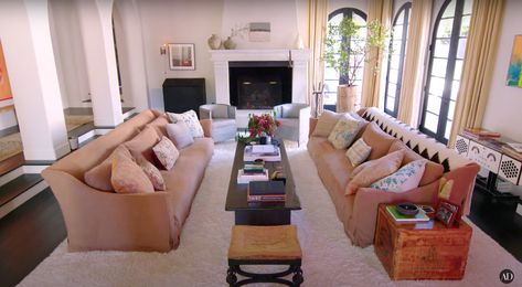 Step Inside Kendall Jenner's Delightfully Cozy and Low-Key Los Angeles Home Kendall Jenner House, Jenner House, Salon Shabby Chic, Elegant Tiles, Glam Room, Los Angeles Homes, Floral Throw Pillows, Formal Living Rooms, Step Inside