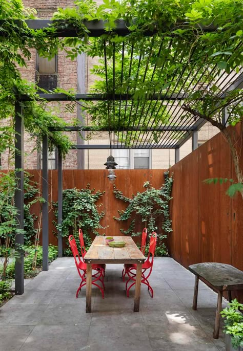 20+ Amazing Pergola Ideas For Shading Your Backyard Patio Ombra Pergola, Nyc Townhouse, Townhouse Garden, Patio Pergola, Pergola Design, Trellis Design, Pergola Kits, Pergola Plans, Diy Pergola