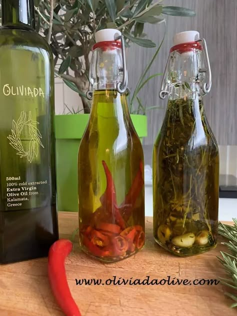 Chilli Infused Olive Oil, Diy Rosemary Infused Olive Oil, Infused Chili Oil, Rosemary Infused Olive Oil Recipes, Chilli Olive Oil Recipe, Chili Olive Oil, Homemade Infused Olive Oil Christmas Gifts, Diy Cooking Oils Recipes, Oil And Vinegar Bottles Decor