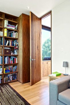 13 Ways To Make A Room Seem Taller - One of the most effective ways to make your space feel more open and taller is by using full-height doors and taller passageways. Having lower passageways can really make your space feel oppressive. Oak Interior Doors, Home Office Modern, Open Concept Home, Wood Bookshelves, Storey Homes, Modern Home Office, Wood Doors Interior, Interior Barn Doors, Spacious Living Room