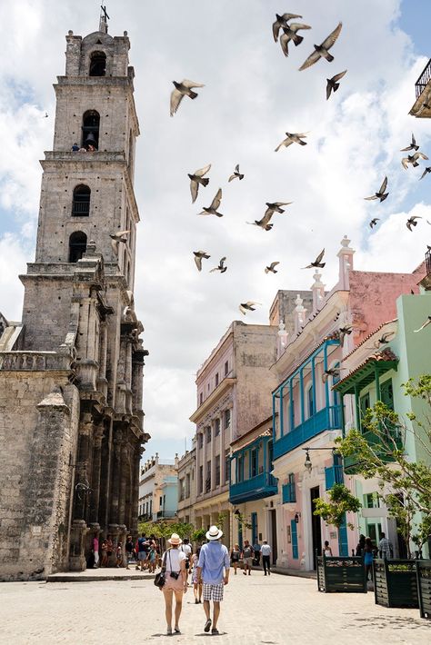 La Habana Vieja, puro encanto sabrosón #LaHabanaVieja #Cuba #planes #viajes #travel #viajar Cuba City, Cuba Culture, World Travel Destinations, Cuba Vacation, Cuba Beaches, Visit Cuba, Travel Inspiration Destinations, Cuba Travel, Havana Cuba