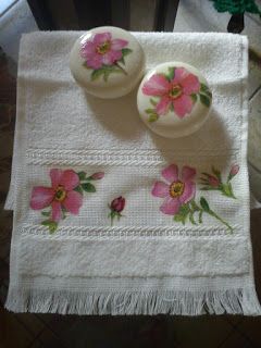 Săpunuri Handmade, Decoupage Plates, Pretty Soap, Fabric Painting Techniques, Soap Craft, Napkin Decoupage, Decorative Soaps, Diy Roses, Needlework Embroidery