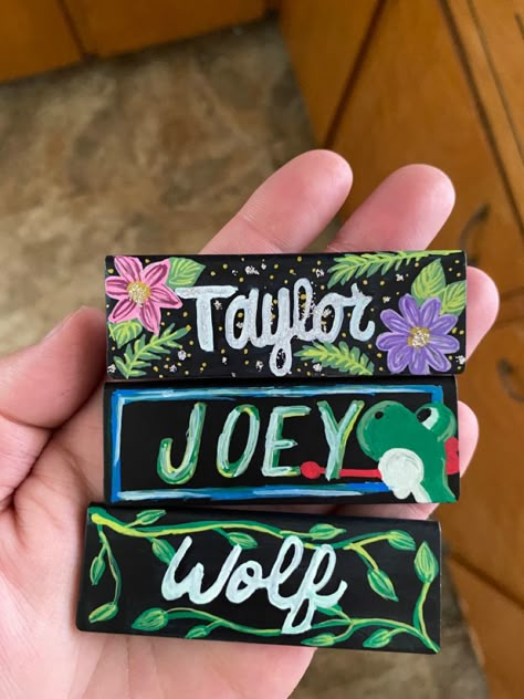 Nametags Ideas, Work Name Tags Ideas, Starbucks Name Tags Ideas, Starbucks Nametags Art, Name Tag Design Ideas, Starbucks Nametags, Softboard Ideas, Name Tag Art, Nametag Ideas