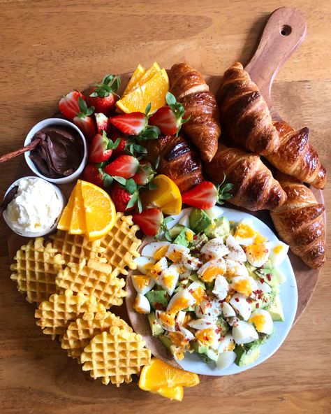 Croissant Board, Brunch Boards, Yoghurt Parfait, Brunch Board, Avocado Eggs, Breakfast Gift, Waffle Maker Recipes, Parfait Breakfast, Random Recipes