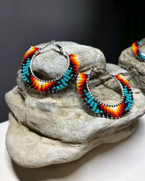 Native American Hoop Earrings, Ladder Stitch Hoop Earrings, Native Earrings, Earring Inspo, Seed Bead Jewelry Patterns, Stitch Earrings, Beaded Jewelry Earrings, Beaded Earrings Tutorials, Native American Beaded Earrings