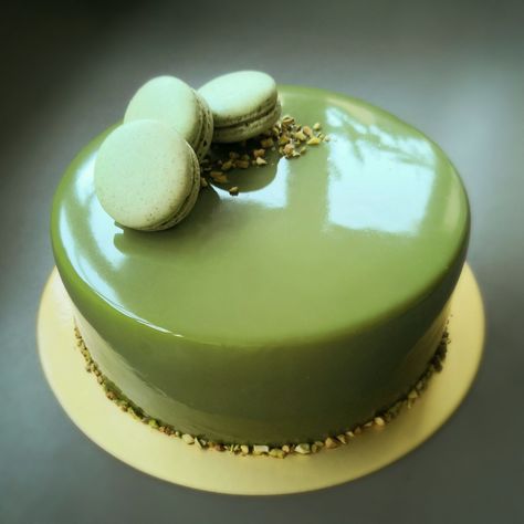 Pistachio Cake Decorating Ideas, Pistachio Birthday Cake, Pistachio Cake Aesthetic, Pistachio Cake Design, Pistachio Marble Cake, Pistachio Mousse Cake, Matcha Entremet, Cake Matcha, Matcha Mousse