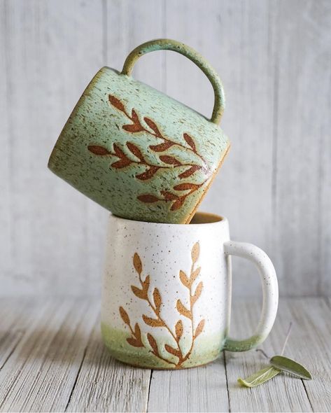 Unique Ceramic Mug Handles, Hand Built Ceramic Mugs, Hand Built Mugs Clay Pottery Ideas, Beginner Ceramics Projects Pottery Wheel, Hand Thrown Mugs, Pottery Projects For Beginners, Slab Built Mug, Mug Carving Ideas, Spring Pottery Ideas