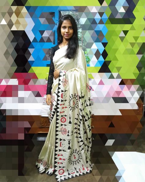 It is a khadi silk saree of off white colour which has hand painted warli traditional art designs on border and pallu. Designs are of black and red colour. Total length of the saree is 5.5meters . It’s cost is ₹5500 . For other queries contact at “talktosriyasha@gmail.com”……shower some love to it😊 Warli Print Dress, Warli Embroidery, Fabric Colour Painting, Worli Painting, Warli Painting, Saree Painting Designs, Warli Art, Bengali Art, Saree Painting