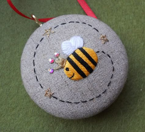 Bees Embroidery, Nature Hearts, Unique Hand Embroidery, Tiny Embroidery, Embroidery Buttons, Bee Craft, Xmas Tree Decoration, Needle Books, Fabric Brooch