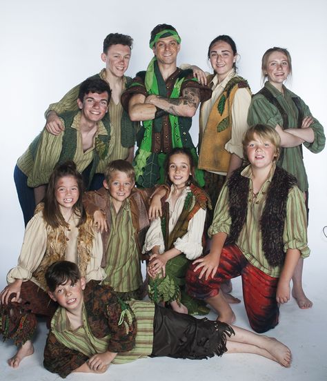 Lost Boys in Greens and Vests Diy Peter Pan Costume, Disfraz Peter Pan, Best Diy Costumes, Peter Pan Halloween Costumes, Lost Boys Costume, Peter Pan Musical, Peter Pan Play, Peter Pan Costume Kids, Peter Pan Halloween