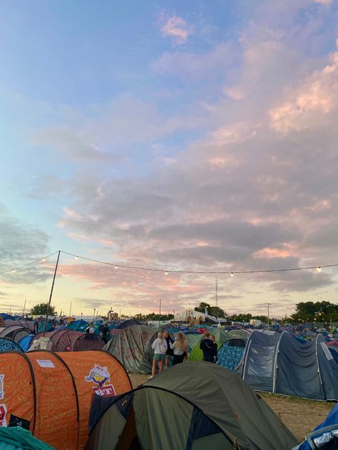 Festival Camping Aesthetic, Leeds Fest, Reading Summer, Roskilde Festival, Reading Festival, Camping Aesthetic, Festival Camping, Festival Vibes, Teenage Dream