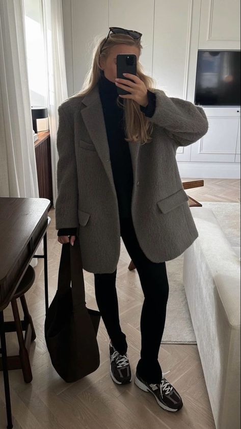 Old Money Winter, Grey Sweater Outfit, Aesthetic Overalls Outfit, Old Money Fashion, Money Clothes, Ny Outfits, Airport Outfits, Money Fashion, Overalls Outfit